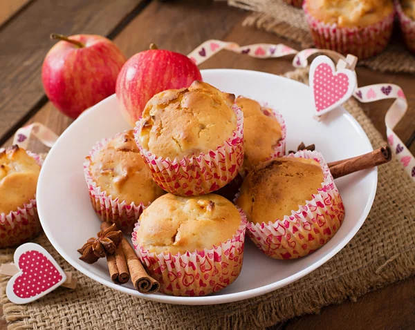 Muffins elma, tarçın ve kalpleri süslemeleri ile — Stok fotoğraf