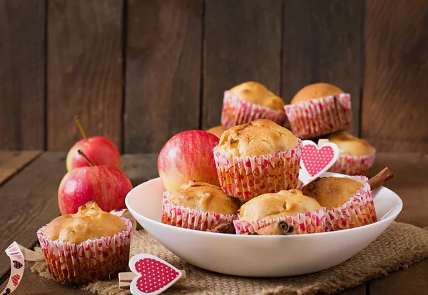 Muffins met appels, kaneel en harten decoraties — Stockfoto