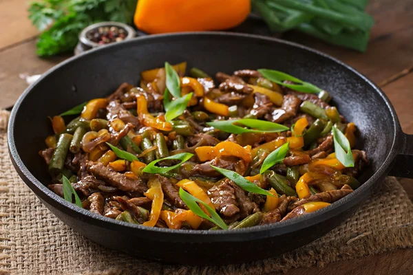 Stir frying beef with sweet peppers — Stock Photo, Image