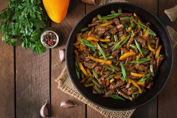 Stir frying beef with sweet peppers — Stock Photo, Image