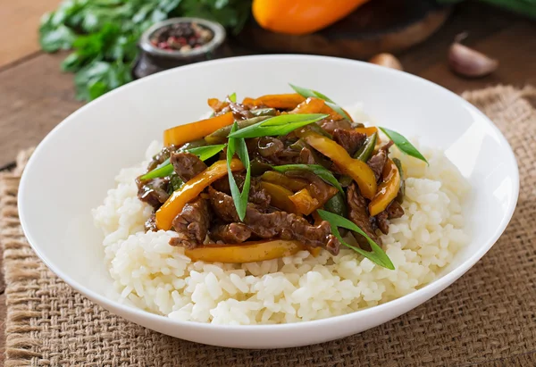 Stir frying beef with sweet peppers — Stock Photo, Image