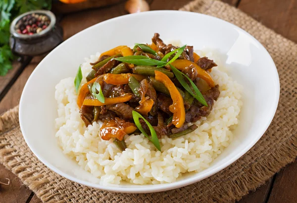 Stir frying beef with sweet peppers — Stock Photo, Image