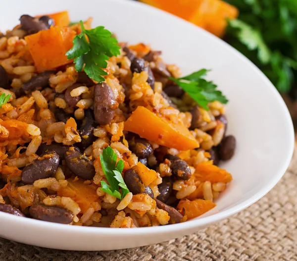 Vegetabilsk pilaf med harikotbønner og gresskar – stockfoto