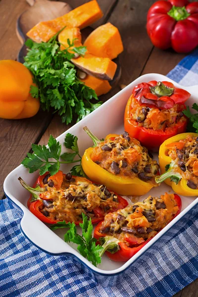 Peperoni ripieni con riso, fagioli e zucca — Foto Stock