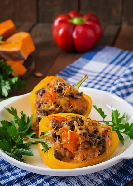 Pimentos recheados com arroz, feijão e abóbora — Fotografia de Stock