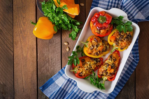 Peperoni ripieni con riso, fagioli e zucca — Foto Stock