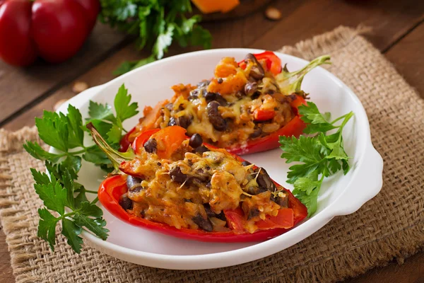 Pimientos rellenos con arroz, frijoles y calabaza — Foto de Stock