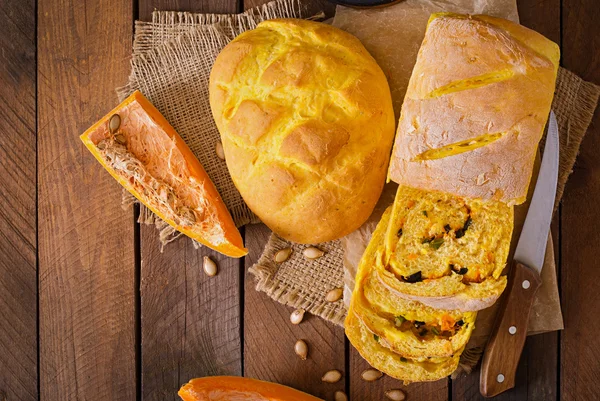 Гарбузовий хліб і гарбузові скибочки — стокове фото