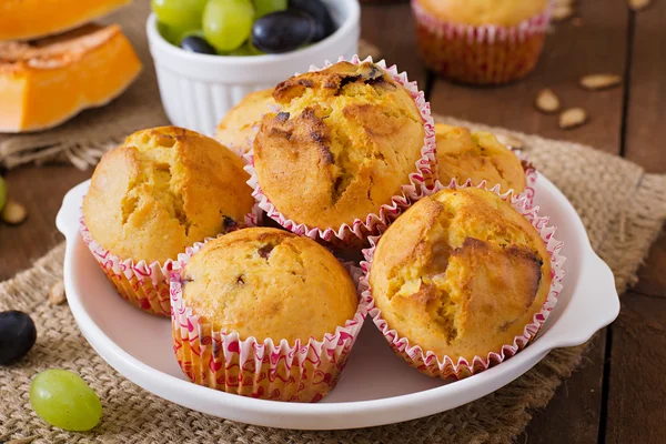 Muffins med pumpa och druvor — Stockfoto
