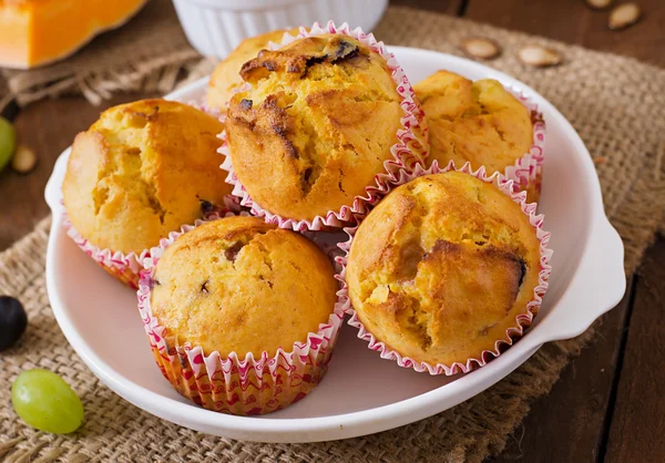 Muffins med pumpa och druvor — Stockfoto