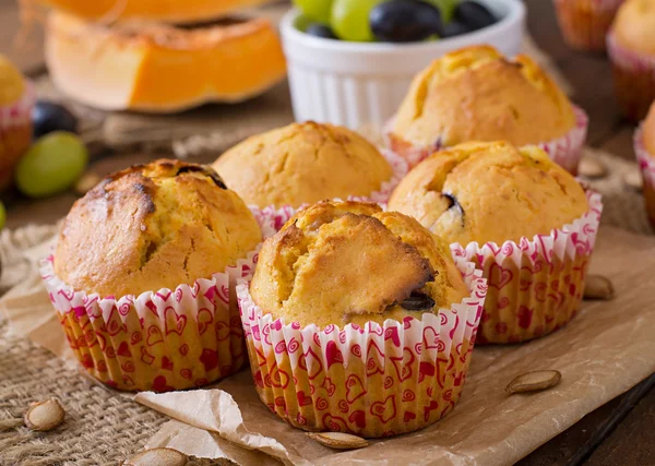 Muffins met pompoen en druiven — Stockfoto