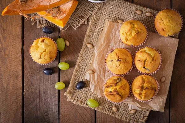 Muffins met pompoen en druiven — Stockfoto