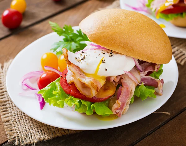 Sandwich med bacon och pocherat ägg — Stockfoto