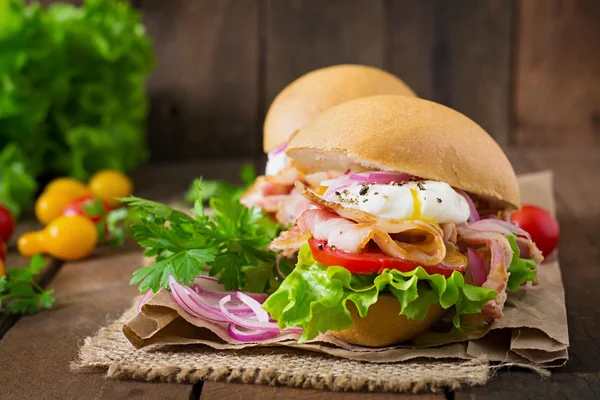 Mackor med bacon och pocherat ägg — Stockfoto