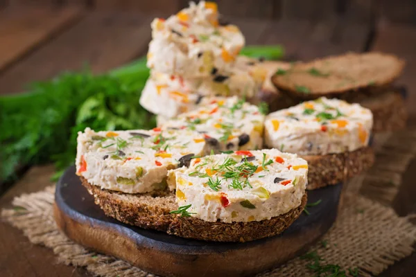 Sandwiches pastel de carne de pollo con verduras . —  Fotos de Stock