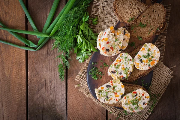 Sanduíches pão de carne de frango com legumes . — Fotografia de Stock