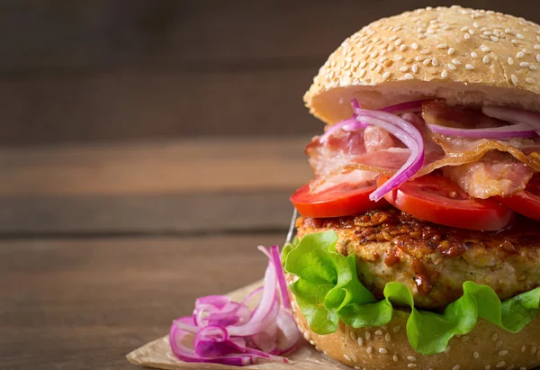 Großes leckeres Sandwich — Stockfoto