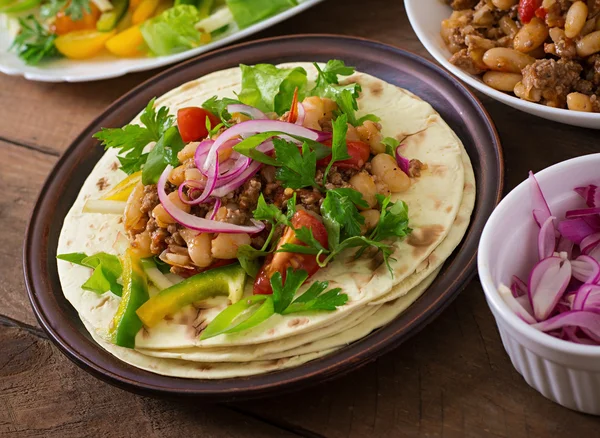 Tacos mexicanos com carne, feijão e salsa — Fotografia de Stock