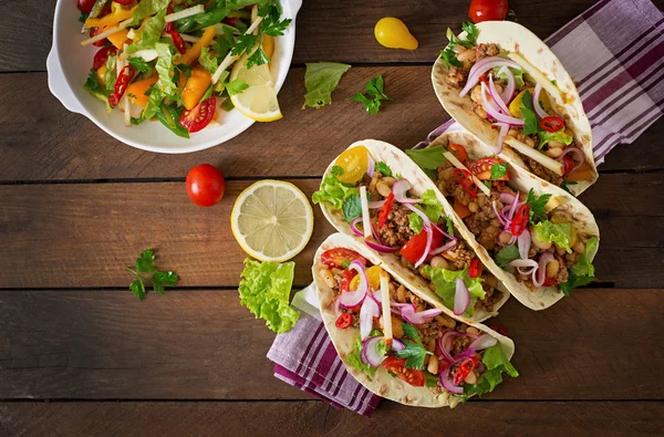 Mexikanische Tacos mit Fleisch, Bohnen und Salsa — Stockfoto