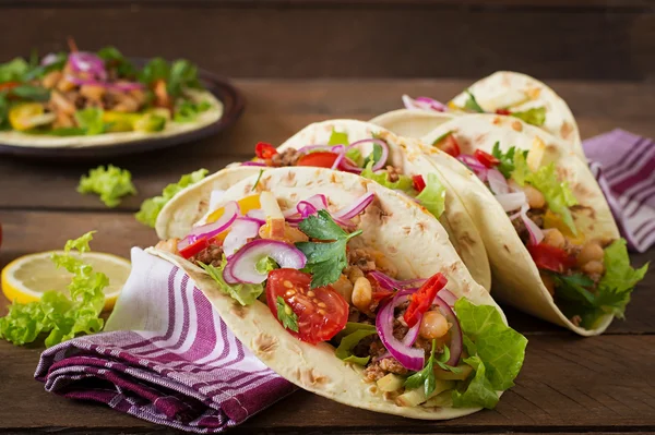Meksykańskie tacos z mięsem, fasolą i salsą — Zdjęcie stockowe