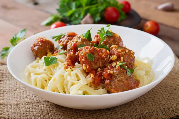 Těstoviny fettuccine s karbanátky — Stock fotografie