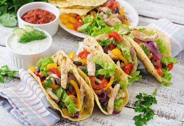 Tavuk, biber, fasulye ve taze sebze ile Meksika tacos