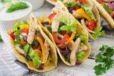 Tavuklu Meksika tacoları.