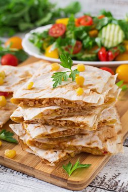 Mexican Quesadilla film tavuk, Mısır ve tatlı biber ve taze salata ile.