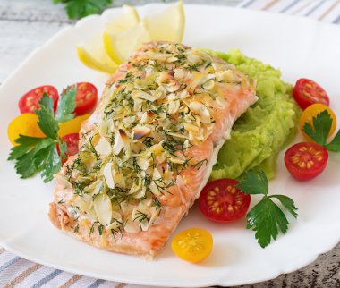 Pişmiş peynir ve badem kabuk ile somon ve patates püresi ve yeşil bezelye ile süslenmiş