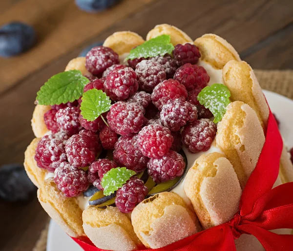 Gâteau "Charlotte" aux framboises et prunes . — Photo