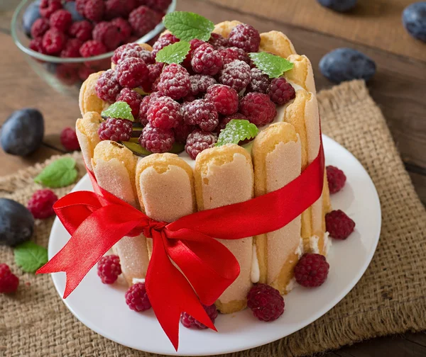 Gâteau "Charlotte" aux framboises et prunes . — Photo