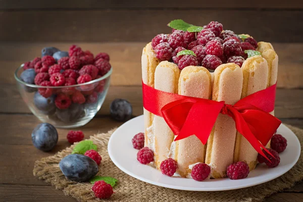 Gâteau "Charlotte" aux framboises et prunes . — Photo