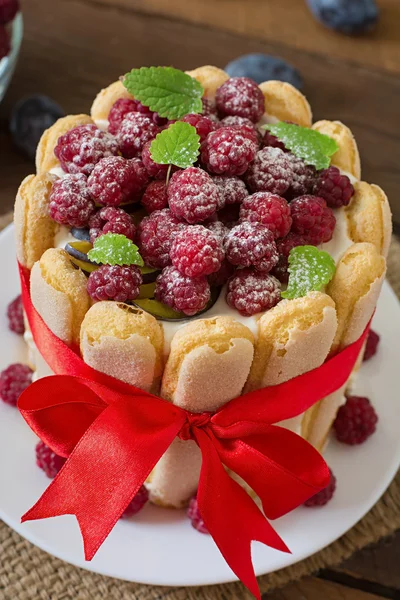 Gâteau "Charlotte" aux framboises et prunes . — Photo