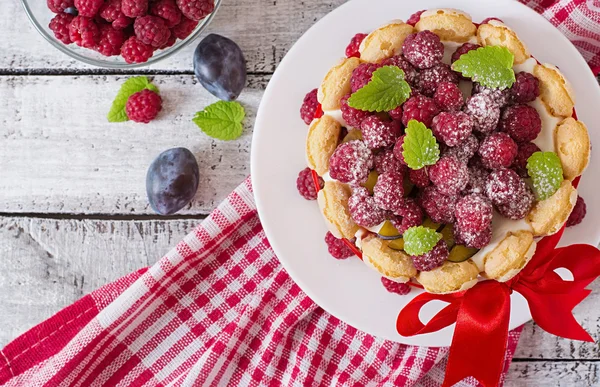 Cake "Charlotte " with raspberries and plums. — Stock Photo, Image