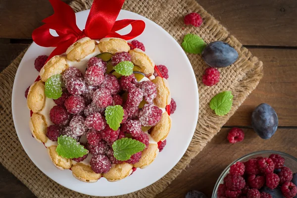 Gâteau "Charlotte" aux framboises et prunes . — Photo