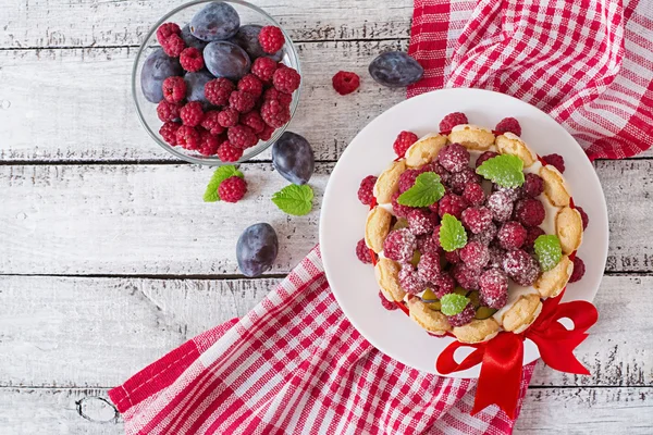 Gâteau "Charlotte" aux framboises et prunes . — Photo