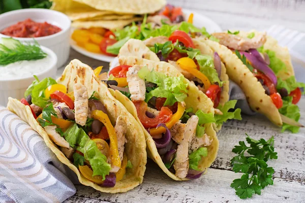 Mexická tacos s kuřecím masem — Stock fotografie
