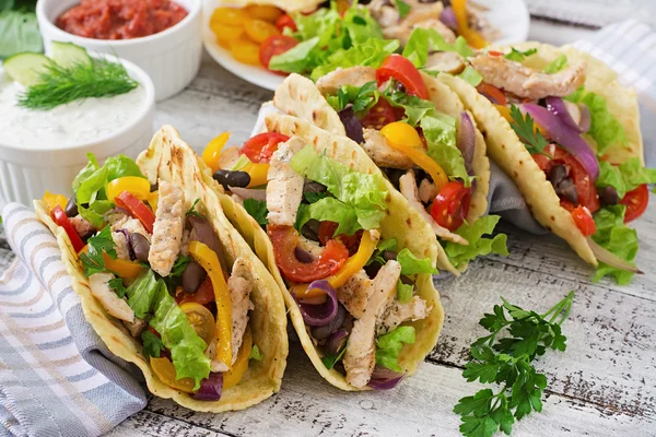 Μεξικού tacos με κοτόπουλο, πιπεριές, μαύρα φασόλια και φρέσκα λαχανικά — Φωτογραφία Αρχείου