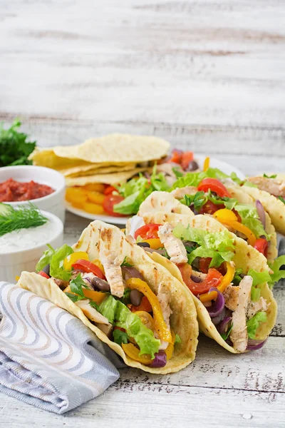 Tacos mexicains au poulet, poivrons, haricots noirs et légumes frais — Photo