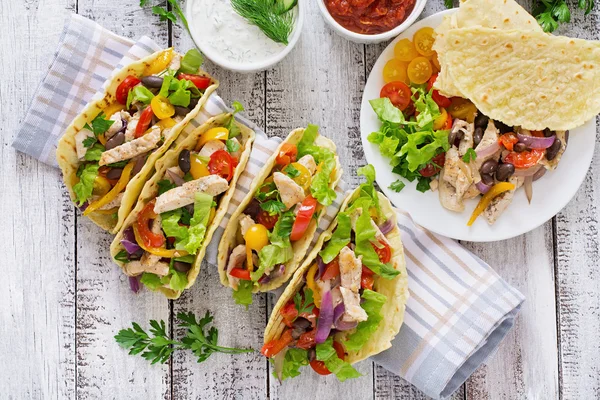 Μεξικού tacos με κοτόπουλο, πιπεριές, μαύρα φασόλια και φρέσκα λαχανικά — Φωτογραφία Αρχείου