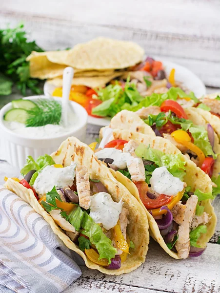 Tacos mexicanos con pollo — Foto de Stock