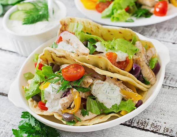 Mexikanska tacos med kyckling, paprika, svarta bönor och färska grönsaker och Tartarsås — Stockfoto