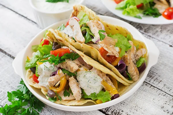 Mexické tacos s kuřecím masem, papriky, černé fazole a čerstvou zeleninou a tatarská omáčka — Stock fotografie