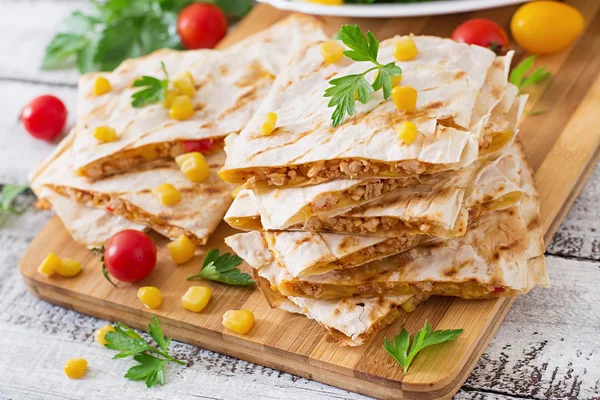 Mexická Quesadilla zábal s kuřecím masem, kukuřicí a papriky a čerstvý salát. — Stock fotografie