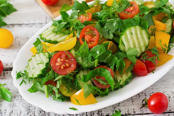 Fresh salad of tomatoes, cucumbers, peppers, arugula and dill — Stock Photo, Image