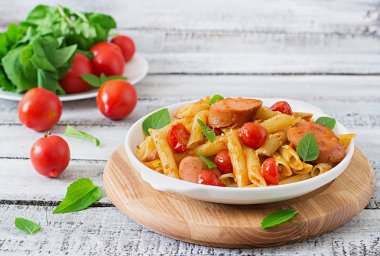 Sosis ile domates soslu Penne makarna