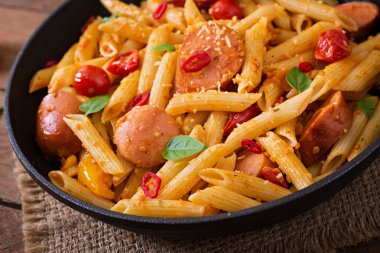 Sosis ile domates soslu Penne makarna