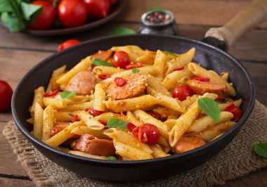 Sosis ile domates soslu Penne makarna