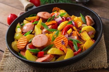 Kızarmış patates sebze ve sosis