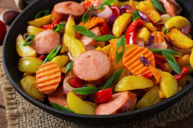 Kızarmış patates sebze ve sosis